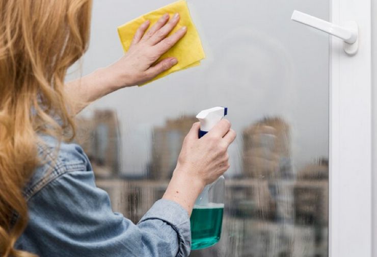 Pulire i vetri con la schiuma da barba