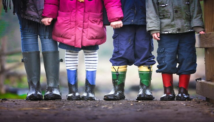 bambini con gli stivali da pioggia