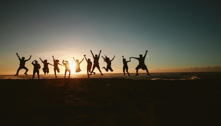 ragazzi che saltano sulla spiaggia