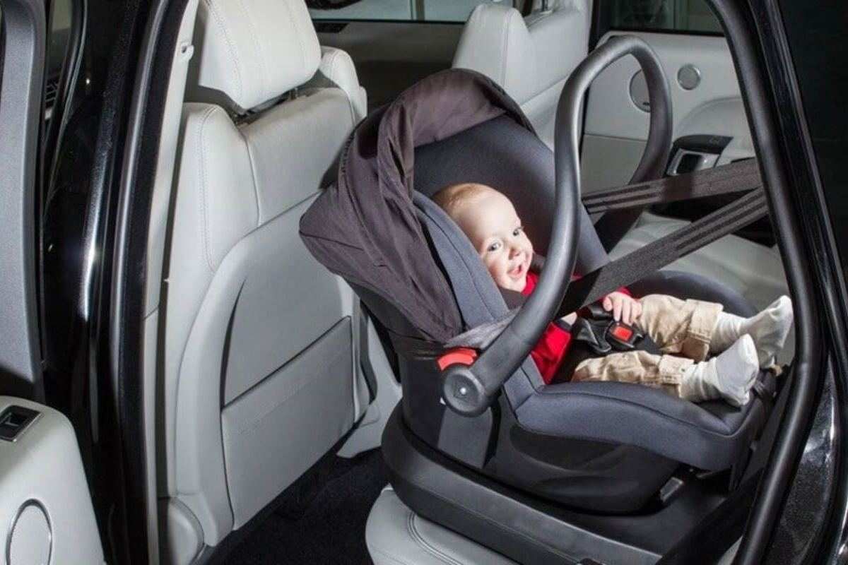 Bambino lasciato in auto